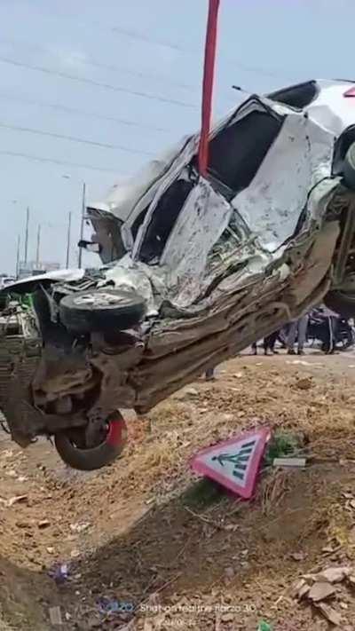  Deadly accident between Harrier and Ertiga.