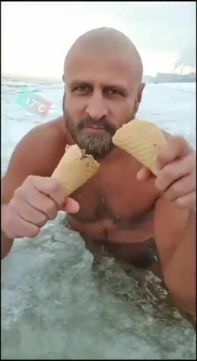 Русский мужик показывает как, по нашему мнению, иностранцы думают о русских