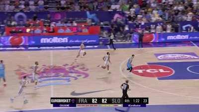 [Highlight] France had tied the game after a 10 point 4th quarter deficit but this steal from Goran Dragic in the final minutes killed all their momentum