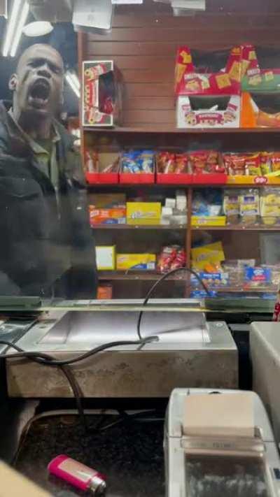 Парень психует потому что ему дали розовую зажигалку