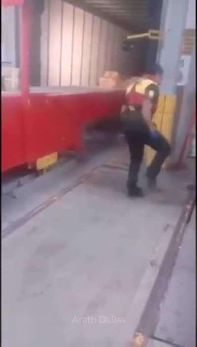 Me: I wonder where my package is / DHL: