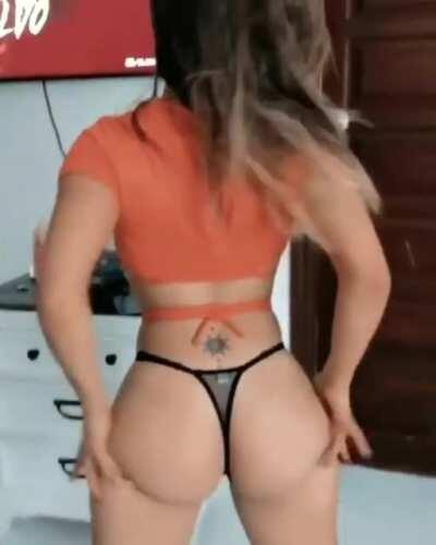 Este lo encontré en una página en ig