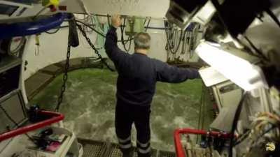 A diving bell equipped salvage ship and how it works.