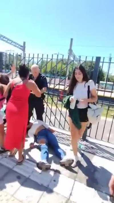 La Plata: Griterio y quilombo por la detención de una piba que no tenia plata para el boleto en la estación de trenes