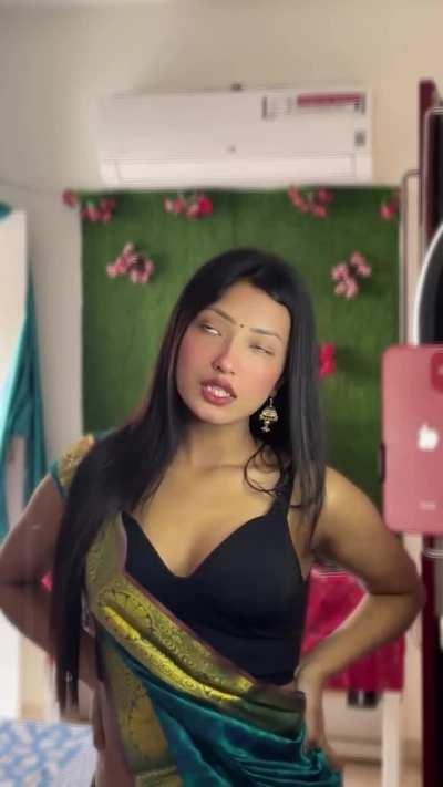 Her ig : _tanishka_chauhan_