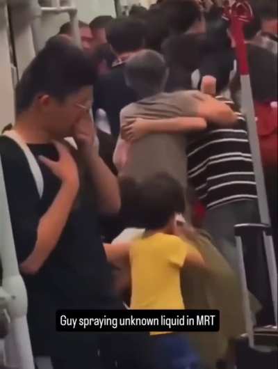 O cara usou spray de pimenta em metrô lotado