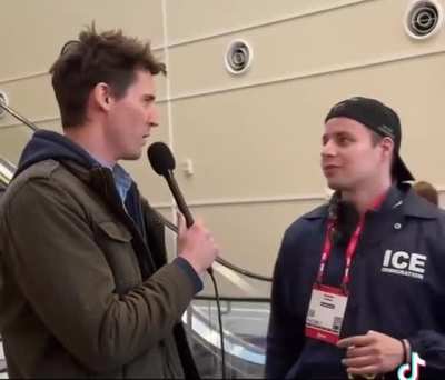 Trump Supporter says he likes to dress up as an „ICE Agent“ to scare „the illegals“.