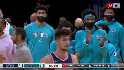 [Highlight] The Hornets cap off a 24-4 run to end the quarter by hosting a block party against the Wizards.