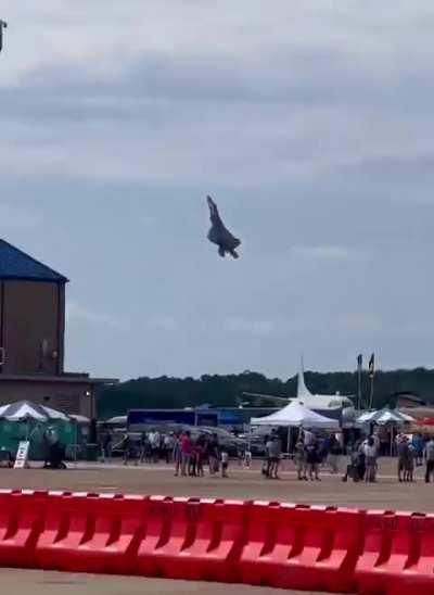 F-22 Getting Vertical