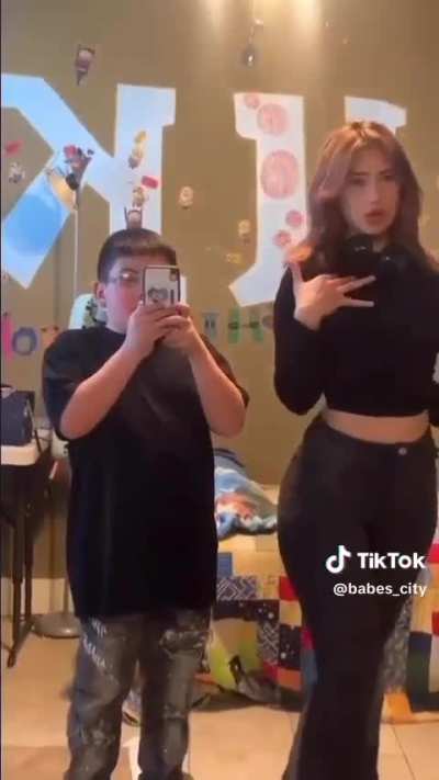 What a supportive brother 