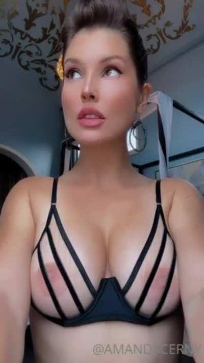 Amanda cerny Nips Visible 🔥🥵