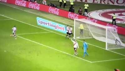 O mais fraco gandula do Beira-Rio: