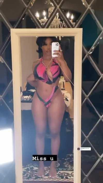 SZA looking good in a bikini 🔥🔥