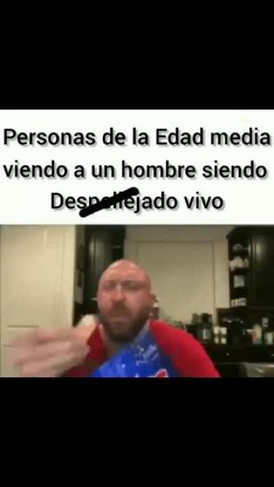 El Cristian viendo a un hombre como se le desgarra y se le habré el ano mientras está comiendo una empanada. (referencia)