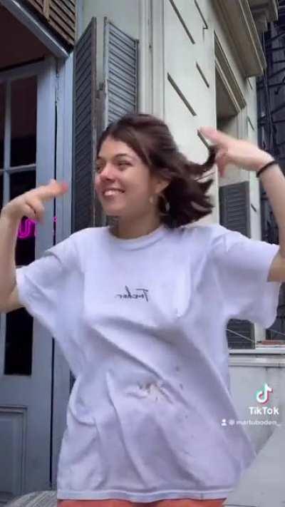 Sin corpiño se le nota todo