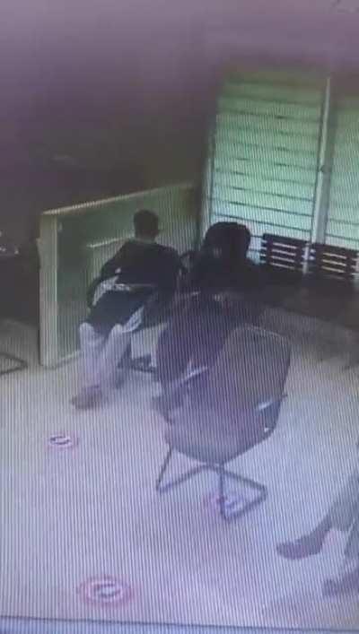 Thief Hypnotised costumer in Bank and steals his deposit. Karachi today.