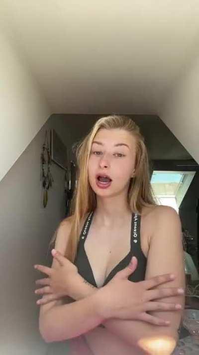 Ich würde die so hart Ficken, die hat so geile Titten alter