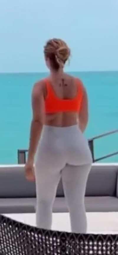 she got a fat ass (chatherine paiz insta)