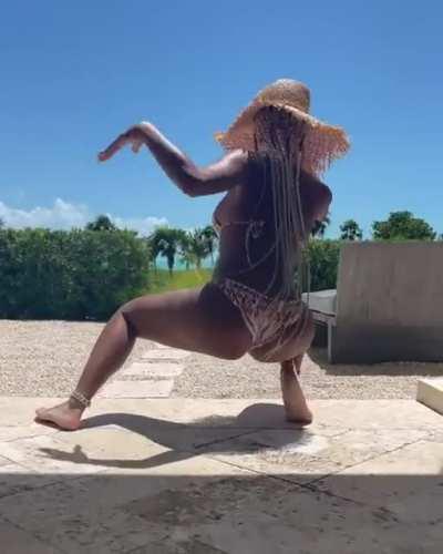 Saweetie throwing it🔥🔥🔥