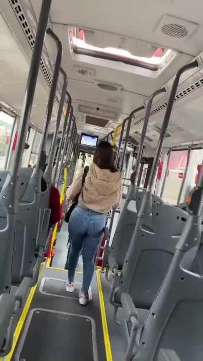 Una culona en la micro 