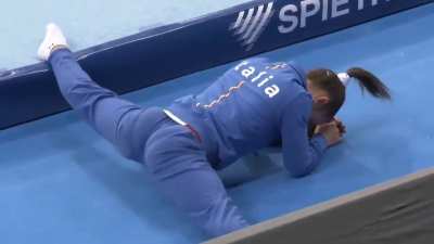 Elisa Meneghini haciendo unos estiramientos