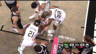 [Highlight] Blake Griffin with the hustle and Barclays Center loves it.