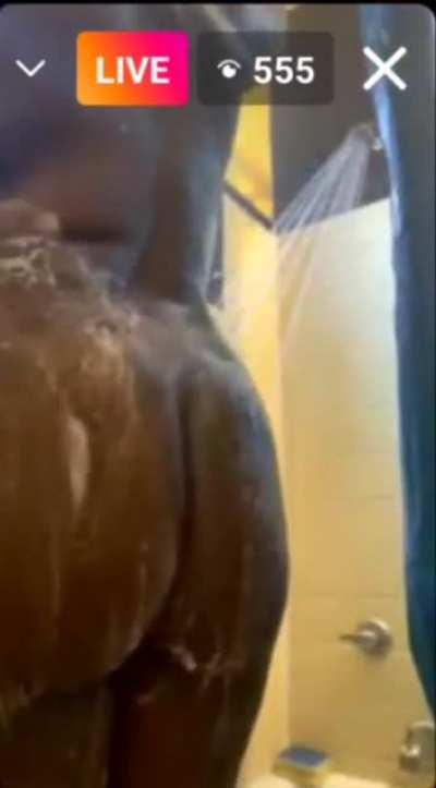 A Little Soapy Ass Clap while washing that ass