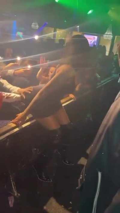 Jania letting anybody smack her fat ass 😫😫