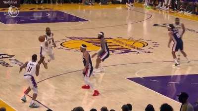 [Highlight] LeBron dives off the screen and Claxton is late to cover and gets buried