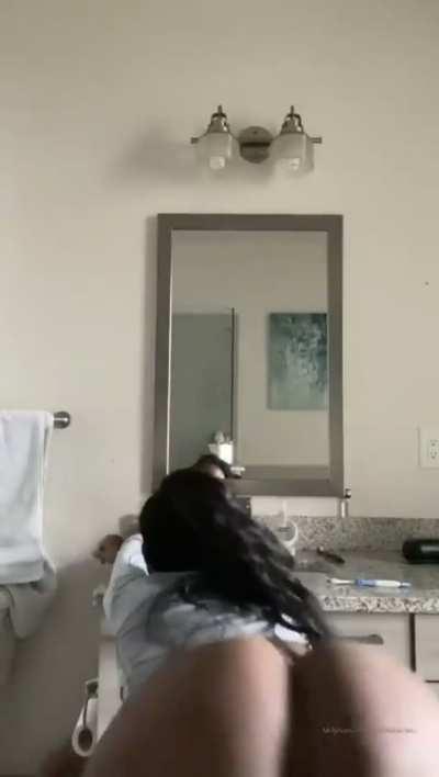 That ass looks immaculate 🤤