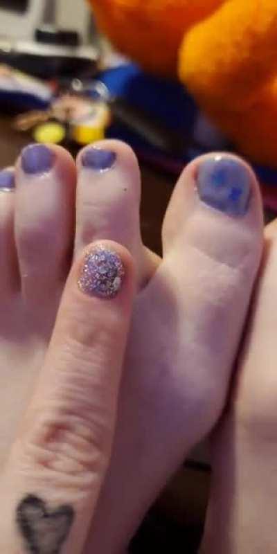 Wiggle wiggle dirty little toes