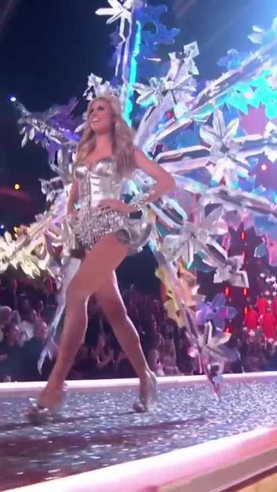 Heidi walking in the 2007 Victoria’s Secret Fashion Show.