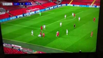 Sadio Mane yells “F*** you” at referee after call goes against him.