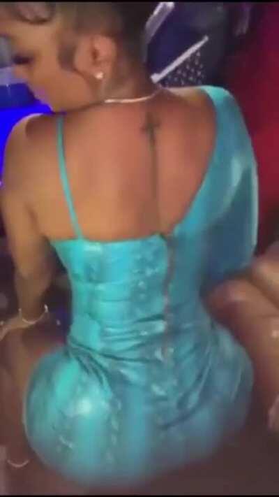 Jiggling in dress🤤🤤