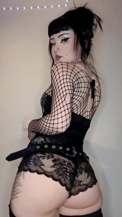 How does a threeesome/fouursome feels like? I haven't tried one