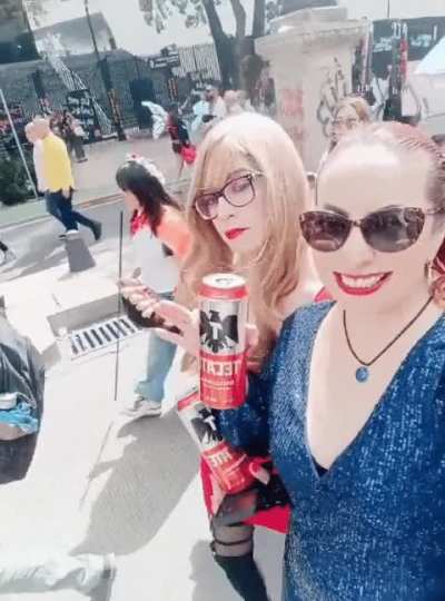 Happy friyay!! 😘 (Im the blonde)