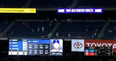 [Highlight] Max Muncy whips out a hellacious dong on the 4th pitch. He's suffocating. He's Max Muncy.