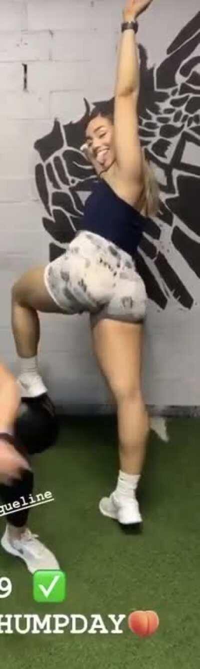 Cut out her boring sister lol 😍