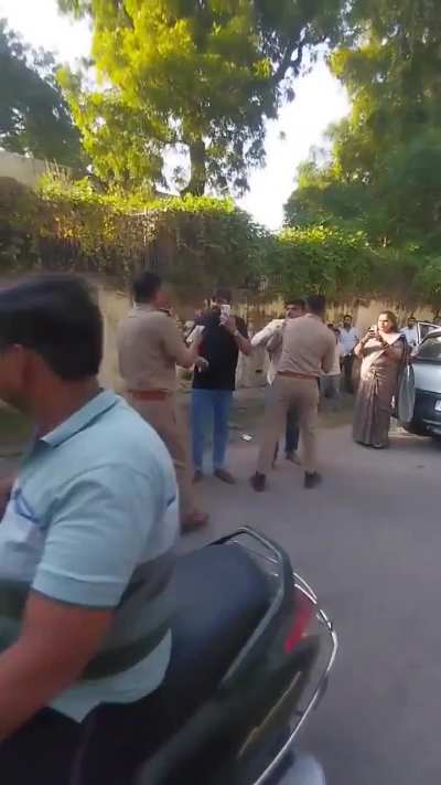 Cop Caught Abusing Man During Roadside Argument; Man Confronts Him in Anger - Lucknow📍