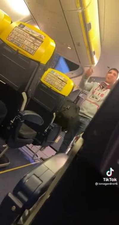Freakout over covid on a Ryanair flight.