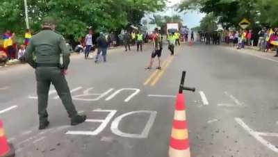 Policías y manifestantes se enfrentaron en un partido de fútbol durante el Paro Nacional en el municipio de Sábana de Torres.