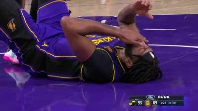 [Highlight] Lauri Markkanen with a polite putback dunk as AD goes down