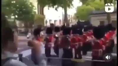 Podem falar mal da monarquia, eu concordo, mas achei emocionante a guarda real realizando o último desejo da Rainha Elizabeth com essa performance.