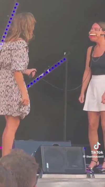 This ventriloquist ad-libbing off an audience member's body language 