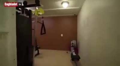 Одиночная двухэтажная камера Андерса Брейвика (убил 77 человек в 2012 году) имеет спальню, спортзал, библиотеку, гостиную с ТВ и Xbox, двор для прогулок…