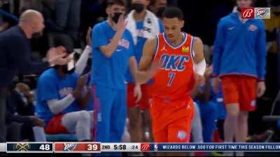 [Highlight] Darius Bazley blocks Bones Hyland's three and gets rewarded with a fast break slam!