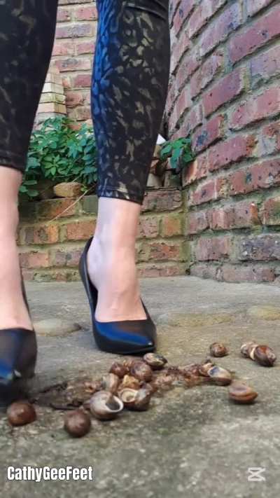 Nothing wrong with classic pumps 🤭