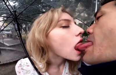 Kissing in the rain💕