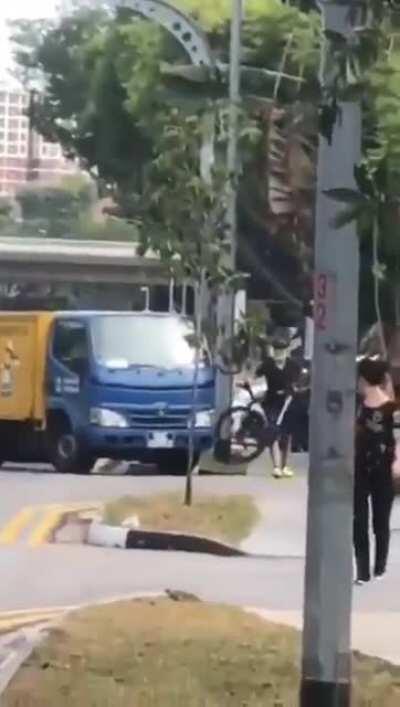 Idiot purposely hits cyclist, and gets what he deserves.