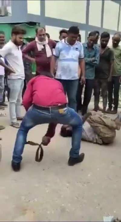 Abuse...! Hindutvadi hyenas in their usual fashion surround a Muslim and start abusing him by forcing to chant Jai Sri Ram. You can see burn marks on the individual as well. At this point you ask yourself, how much spiritually can be milked from a faith t